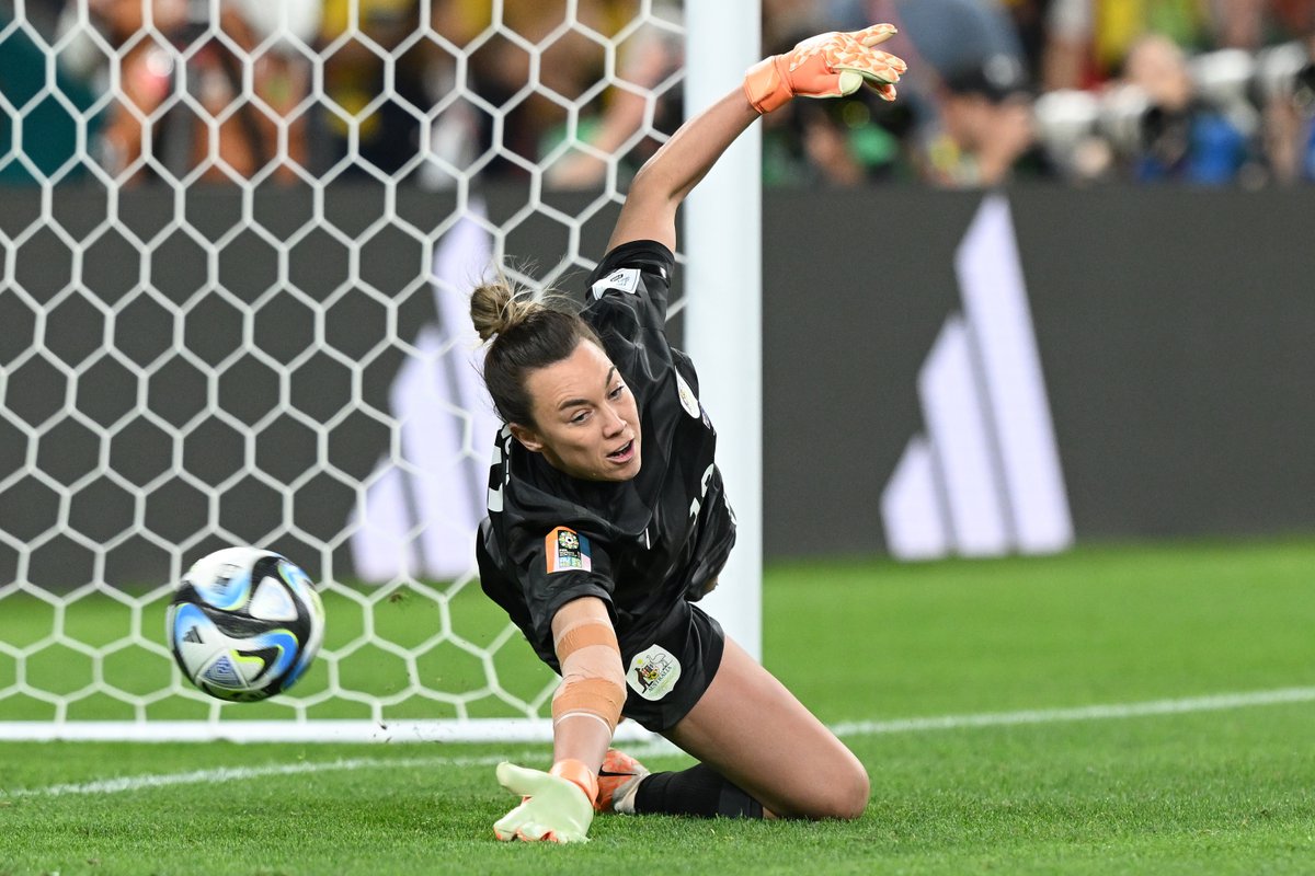 Mackenzie Arnold...take a bow. 

Australia has a new sporting hero, writes <a href="/RobbieSlater17/">Robbie Slater</a>: tinyurl.com/mtfs23ex

#AUSFRA #FIFAWWC