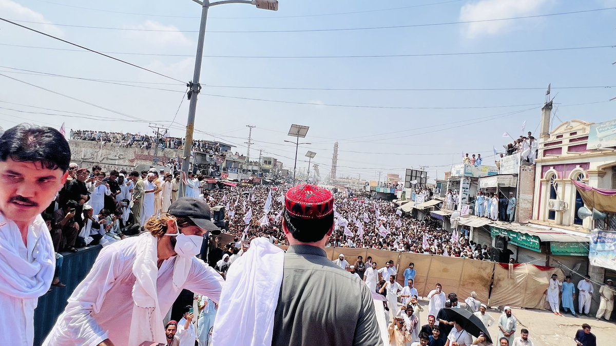 ManzoorPashteen's tweet photo. آج 12 اگست خیبر باڑہ بازار میں #خیبر_امن_پاڅون۔
دھشتگردی اور ریاستی پالیسیوں کی وجہ سے پشتونوں کو تاریخی درد اور غم کا سامنا ہے اور اپنے شدید غم و غصے کا اظہار جلسوں کے ذریعے کر رہے ہیں مگر پشتونو کو اگر موقع مِلا تو ہر طریقے سے اپنے وطن کے بدترین حالات بدلنے کےلئے بلکل تیار ہے۔ https://t.co/bl0ekIHLxx