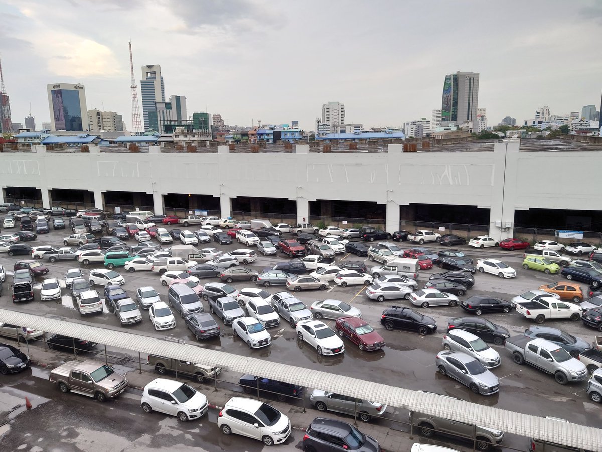 RioHip's tweet image. タイの駐車場、
停め方が謎(笑)

からの、本日22時からは、
#森下玲可 姫の
#コマラジ  番組、  #ZOOCO と姦し3人でお送り致します。
久しぶりに #トライベッカ もかけてもらったよ✌️
#リスラジ でも聴けるので、是非聴いてね✨