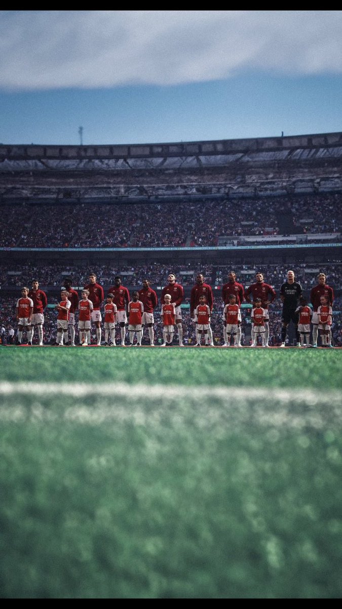 Greenoe77's tweet photo. And so it begins ! Arsenal take to the carpet to start the March for glory 💪🏻🔴👊🏻 #COYG  #ARSNOT #WelcomeBackFootball 😎 https://t.co/GWwGvtuko2