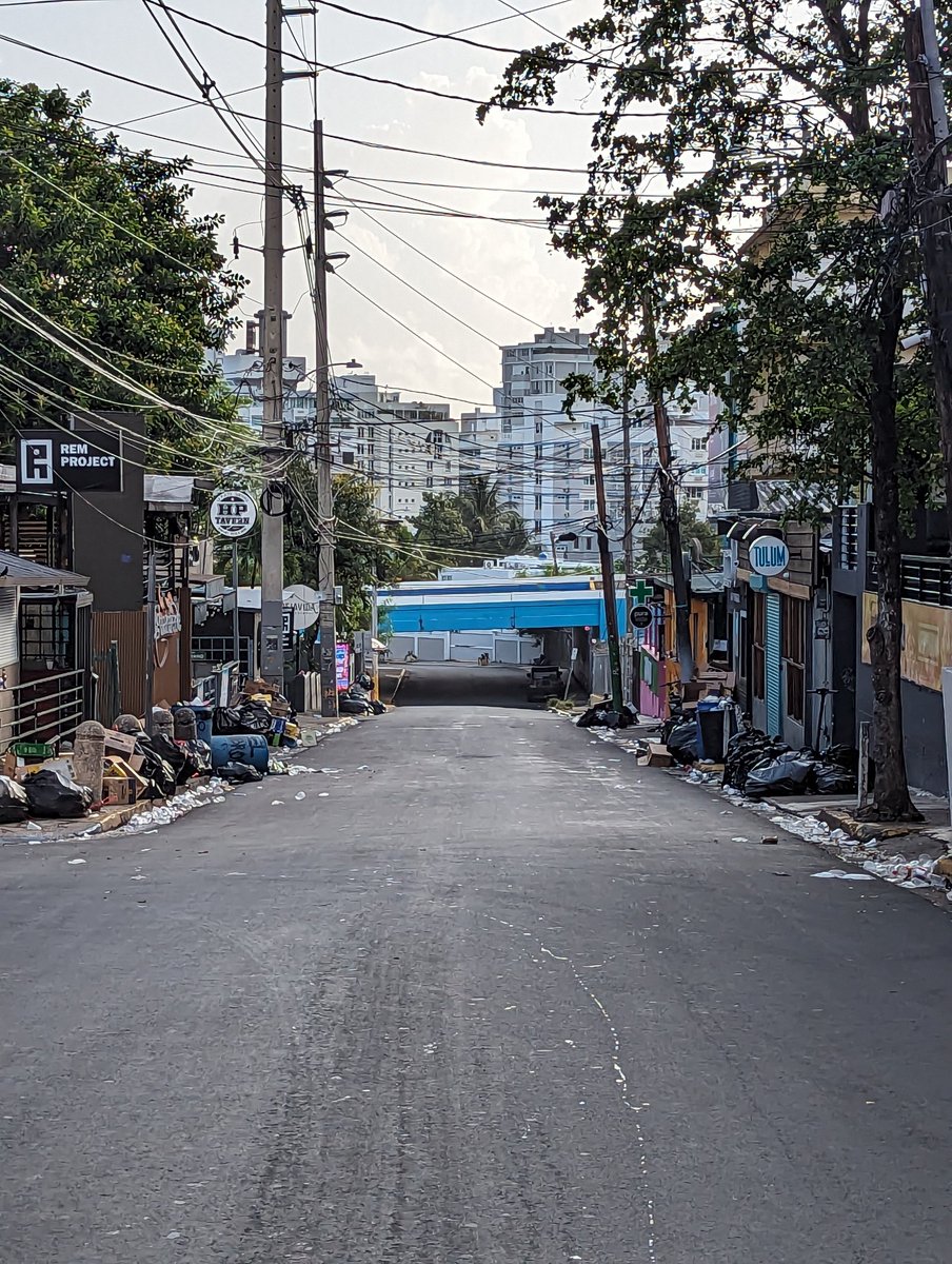 La_Zo's tweet photo. La placita al otro día de un día de jangueo. Toda esa basura, la peste y todo ese plástico?! Qué van hacer para evitarlo?! @Miguel_Romero_ @riverasaniel @elartedemorir https://t.co/FOocGSCUlT