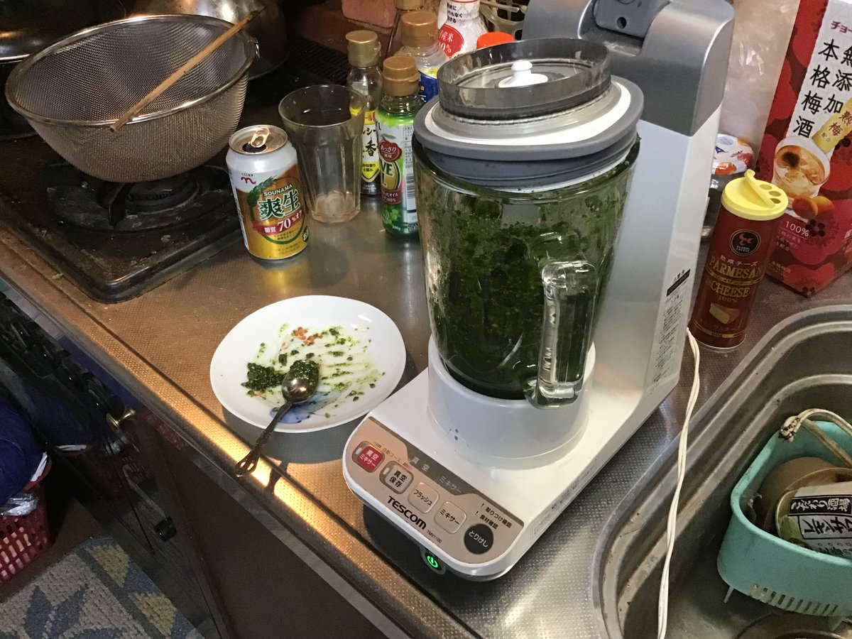 hanzoubentou's tweet image. ＃テスコム さん江🌟
ご近所さんの大葉を51枚盗って作りました🍝
①軽い大葉の下でカッターだけが回転して困難😵
②出来上がったソースが綺麗に最後まで取り出せない🙀
③カッターだけのサニタリー外しが出来ない😱
ビンボー育ちなので無駄なく掻き取りたいんですけどお😭
ご検討宜しくです ＃TESCOM