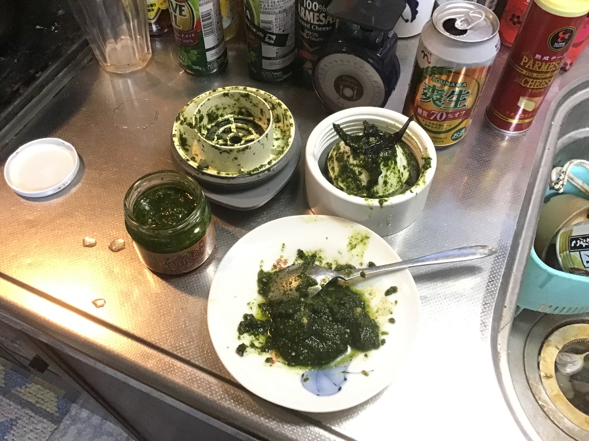 hanzoubentou's tweet image. ＃テスコム さん江🌟
ご近所さんの大葉を51枚盗って作りました🍝
①軽い大葉の下でカッターだけが回転して困難😵
②出来上がったソースが綺麗に最後まで取り出せない🙀
③カッターだけのサニタリー外しが出来ない😱
ビンボー育ちなので無駄なく掻き取りたいんですけどお😭
ご検討宜しくです ＃TESCOM