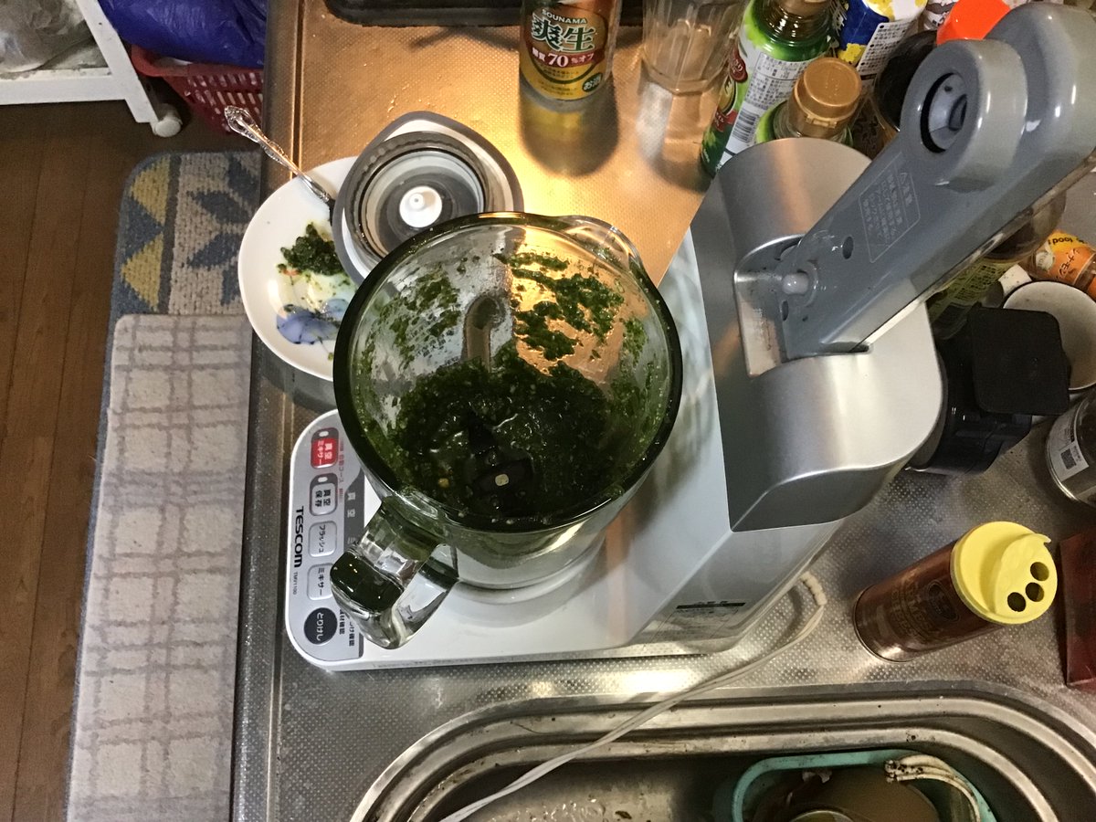 hanzoubentou's tweet image. ＃テスコム さん江🌟
ご近所さんの大葉を51枚盗って作りました🍝
①軽い大葉の下でカッターだけが回転して困難😵
②出来上がったソースが綺麗に最後まで取り出せない🙀
③カッターだけのサニタリー外しが出来ない😱
ビンボー育ちなので無駄なく掻き取りたいんですけどお😭
ご検討宜しくです ＃TESCOM