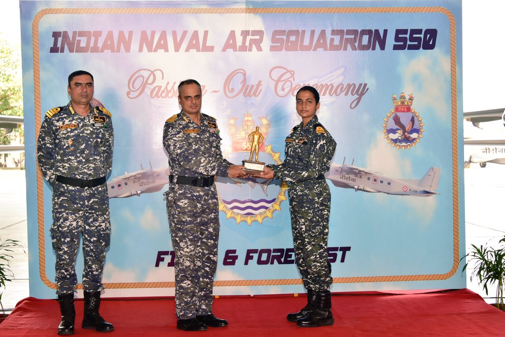 IN_HQSNC's tweet photo. Trainee #pilots of 33rd Dornier Operational Flying Trg Course graduated as 'Fully Operational MR Pilots' at a passing out ceremony in #INSGaruda. Flying Trg conducted at INAS 550,famous #Flyingfish. Pilots are now fully qualified on #Dornier 228 aircraft for #operationalmissions https://t.co/hgQdoafEuF