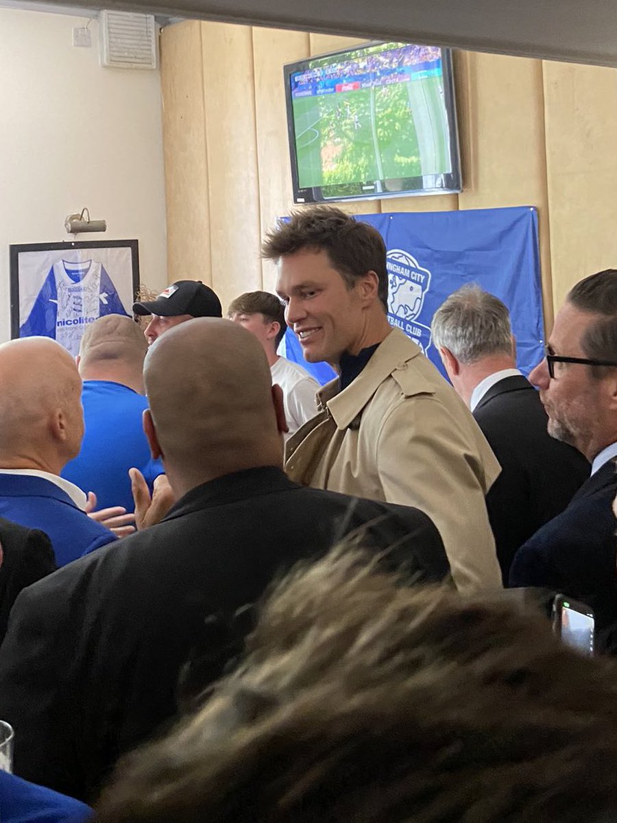 sportbible's tweet photo. Tom Brady has been spotted in a pub in Birmingham ahead of their match against Leeds United 🤩🔵 https://t.co/ggrqltKUBz