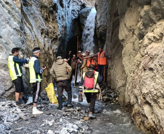 jammu_ladakh's tweet photo. #KargilPolice, #UTDRF & Foreverinoperationsdivision safely evacuated the body of Italian National from Charchar la pass enroute #Leh-Zangla track. After legal documentation body was handed over to nominated guardians
@KargilPolice @IgpLadakh @LAHDC_Kgl https://t.co/6btmL0aKO9