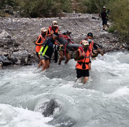 jammu_ladakh's tweet photo. #KargilPolice, #UTDRF & Foreverinoperationsdivision safely evacuated the body of Italian National from Charchar la pass enroute #Leh-Zangla track. After legal documentation body was handed over to nominated guardians
@KargilPolice @IgpLadakh @LAHDC_Kgl https://t.co/6btmL0aKO9