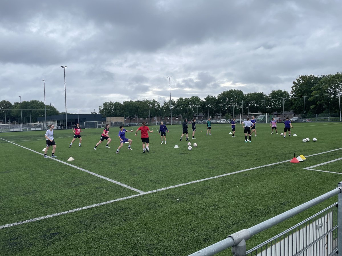 FletcherFootbal's tweet photo. Dit weekend ontvangt Fletcher Hotel Sittard het 1e dameselftal van SC Ell uit Luxemburg
Het team maakt tijdens hun #trainingskamp 2 x gebruik van de voetbalvelden van v.v. Sanderbout
#preseason #fletcherfootball #voetbal #luxemburg #SCEll #sittard #sanderbout #football #stage https://t.co/juABnwlzw9