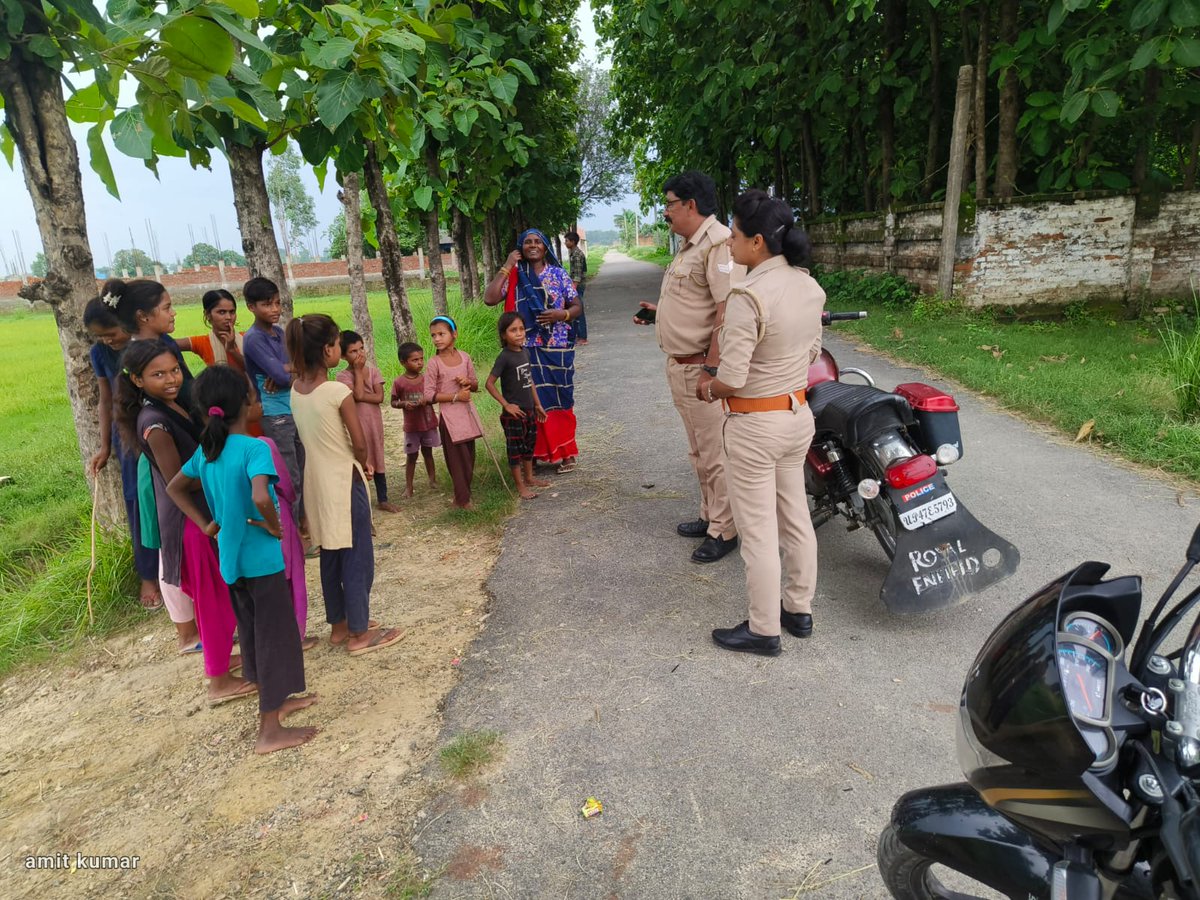 balrampurpolice's tweet photo. #Balrampurpolice 
#SPBalrampur के निर्देशन में जनपद के समस्त थानों पर गठित  #एण्टी_रोमियो_टीम द्वारा #MissionShakti चतुर्थ चरण अभियान के क्रम में  सार्वजनिक स्थानों/ बाजार/ग्रामीण क्षेत्र आदि जगहों पर महिलाओं/बालिकाओं आदि को जागरुक किया गया। https://t.co/7TVTjn2OhV