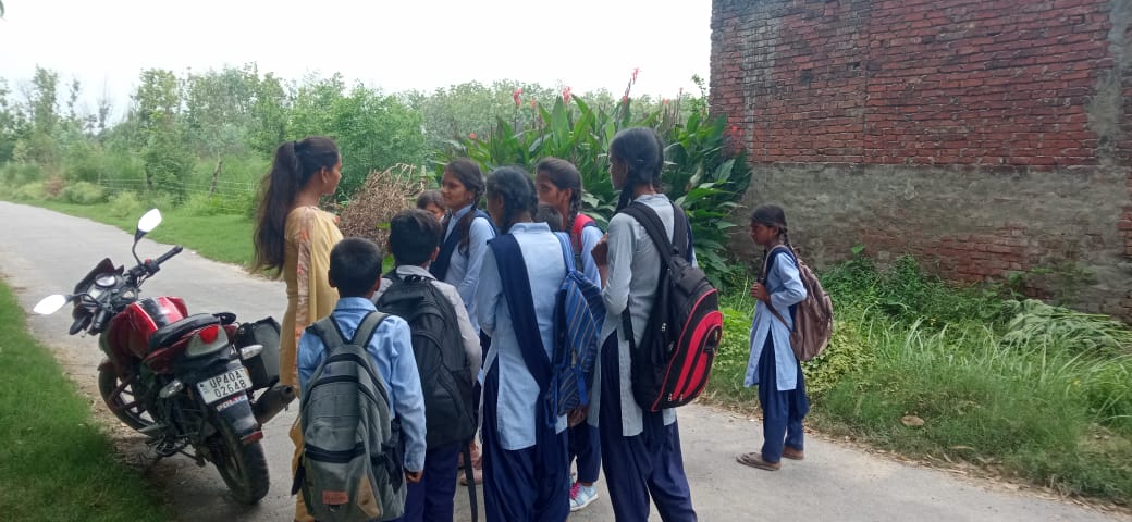 balrampurpolice's tweet photo. #Balrampurpolice 
#SPBalrampur के निर्देशन में जनपद के समस्त थानों पर गठित  #एण्टी_रोमियो_टीम द्वारा #MissionShakti चतुर्थ चरण अभियान के क्रम में  सार्वजनिक स्थानों/ बाजार/ग्रामीण क्षेत्र आदि जगहों पर महिलाओं/बालिकाओं आदि को जागरुक किया गया। https://t.co/7TVTjn2OhV