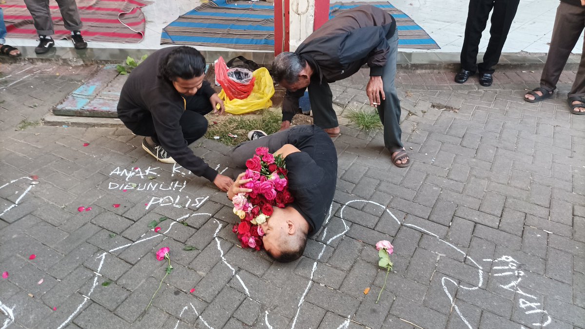 Seniman bernama Mukmin Ahmad (44), dari Malang Performance Art Community, melakukan aksi teatrikal dengan menggambar jejak tubuhnya sendiri di depan pintu 13 stadion Kanjuruhan sebagai bentuk merawat ingatan tragedi kemanusiaan ini
#MenolakLupa #tragedikanjuruhan