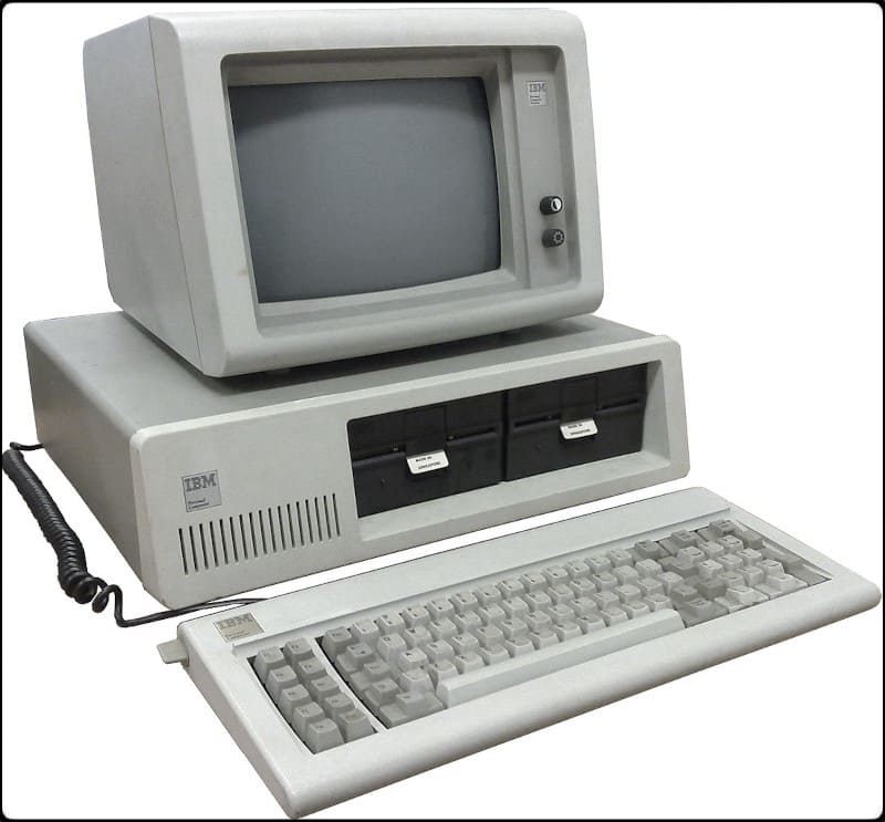 GlosarioIT's tweet image. 🖱 #Efemérides Un 12 de agosto de 1981...
IBM presentaba en sociedad al que se conoce como el primer ordenador personal de la historia: el IBM PC.
Basado en un procesador Intel 8088 de 16 bits a 4,8 MHz y con 16 Kbytes.
#IBMPC
🔗 Más en: glosarioit.com