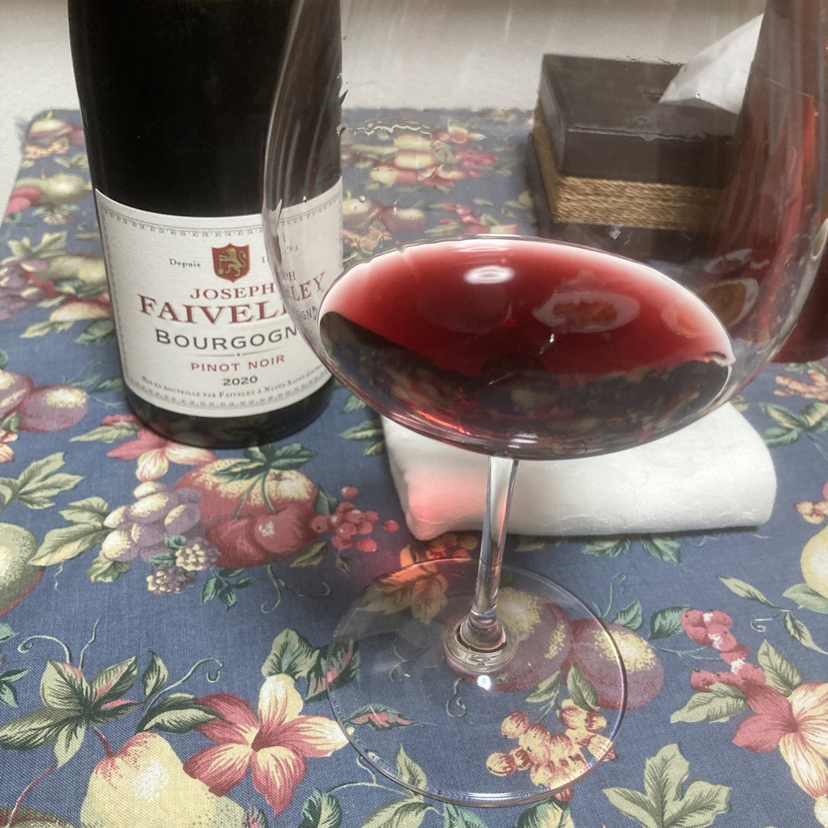 chat_et_vin's tweet photo. 面白味はないが、この安定感は流石。
濃過ぎず薄過ぎない絶妙な果実味、心地よい酸味とミネラル。バランスが素晴らしい。
裾ものの域を出ないが模範的なブルゴーニュ・ルージュ。
#Josephfaiveley #faiveley #bourgogne #pinotnoir https://t.co/x5iDxj0xoL