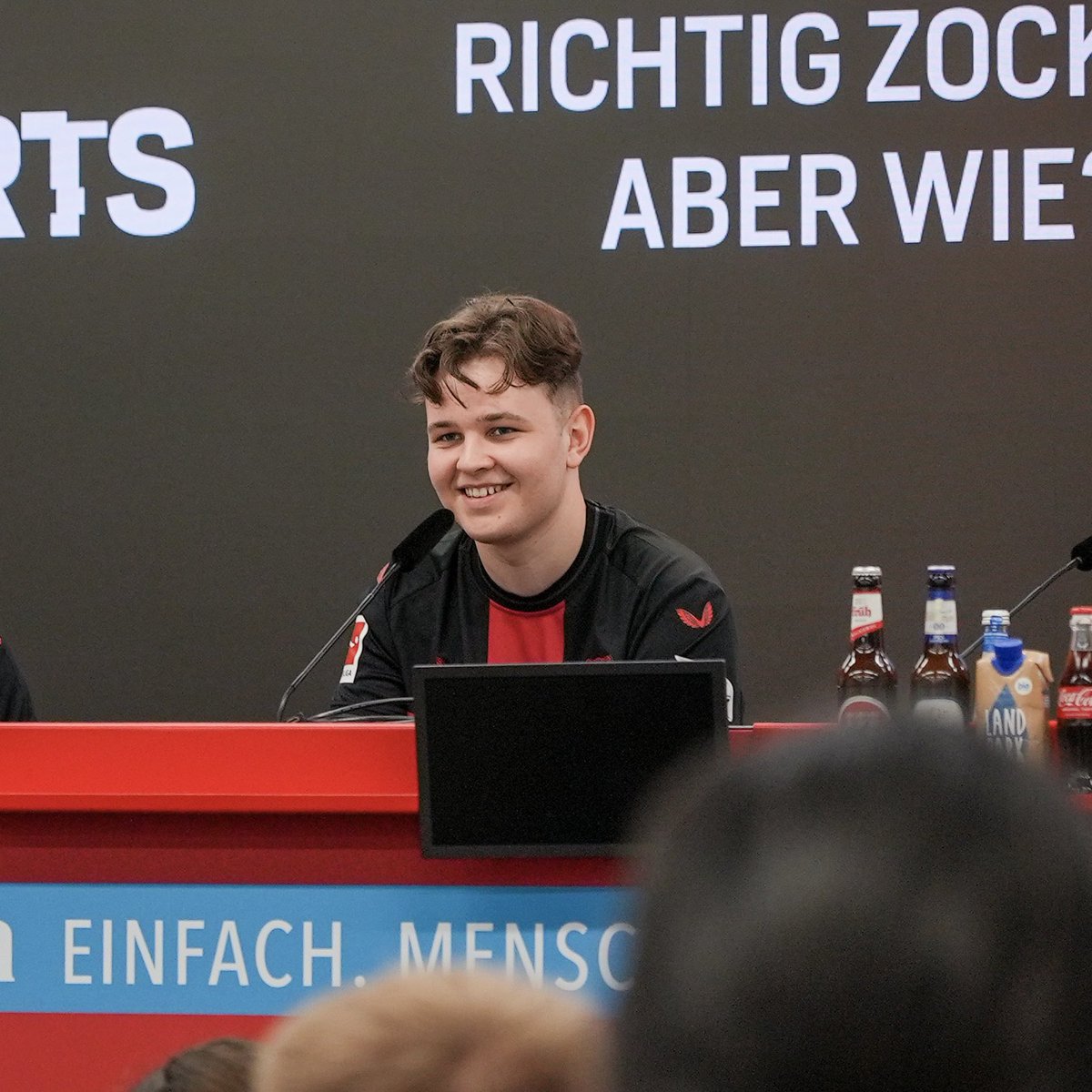 b04esports's tweet image. 🎉 #HappyBirthday, @seanldw! 🎂

Our new team-member turns 21 today! ⚫️🔴

@bayer04fussball I @marclandwehr I #B04eSports I @bayer04_en