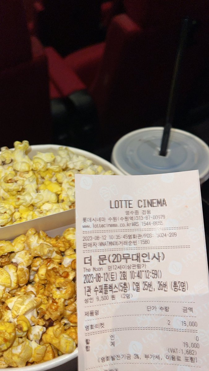 soonbeom_kkk's tweet photo. 더문을 보고왔어요 (+무대인사) 도경수님 진짜.. 잘생김…사촌언니가 밤에 내 비즈로 만든 비즈키링 가져가주심… 영상은 너무 가릴게 많아서 못올리겠다 https://t.co/A6SQBWPixK