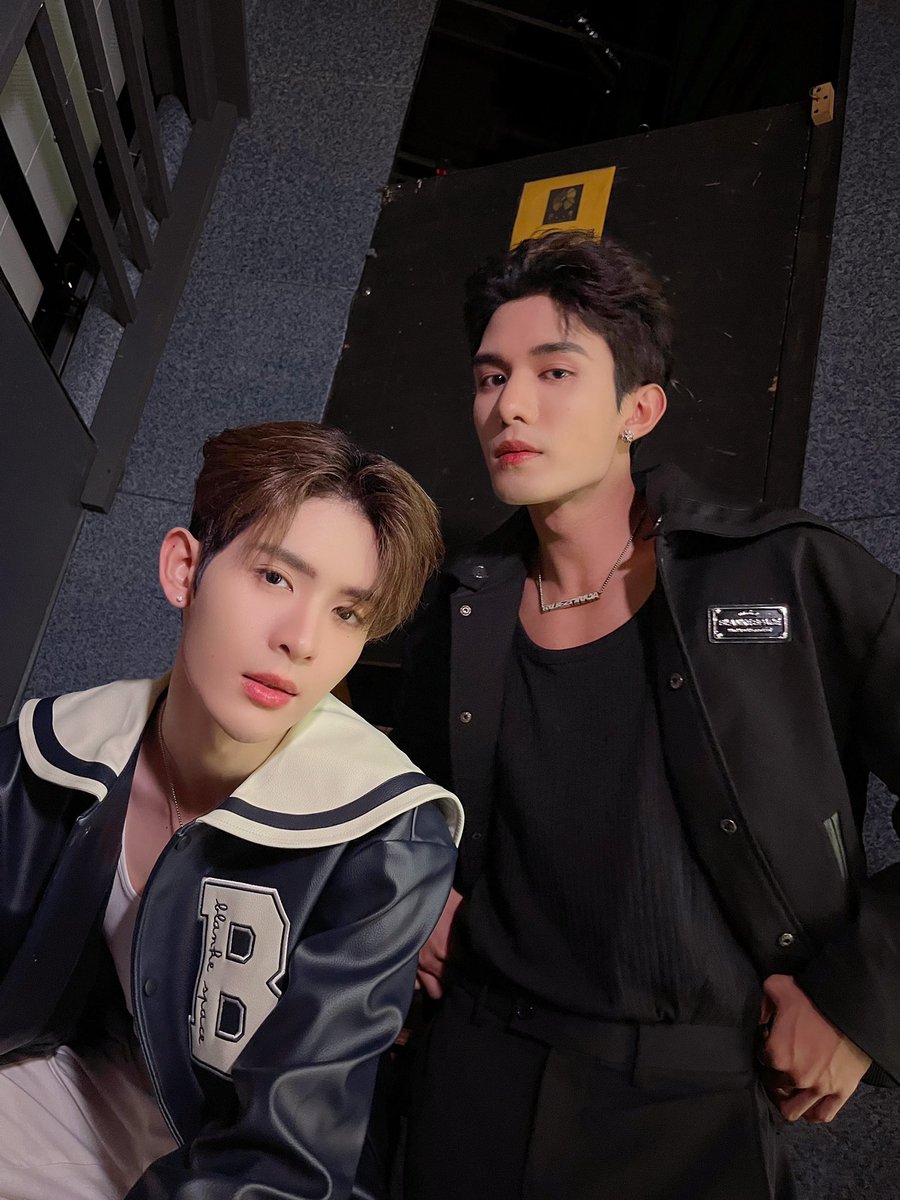 Aplanbkk's tweet photo. Enjoy the show 🖤🤍
 #NetJames1stFMinTaipei https://t.co/r0frm4Zx1D
