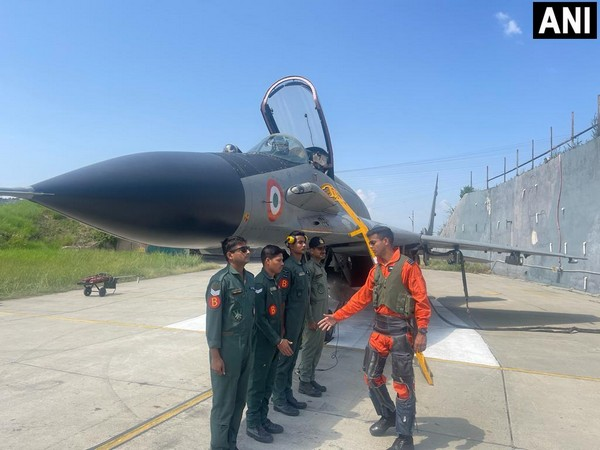 Ashutosh18071's tweet photo. India deploys MiG-29 fighter jets squadron at Srinagar to handle threats from enemies on both fronts  Read

@ANI
Story | https://t.co/r3D5eiZbZt… #India #Srinagar #MiG29 #fighterjet https://t.co/Ixp4OBiGMQ
