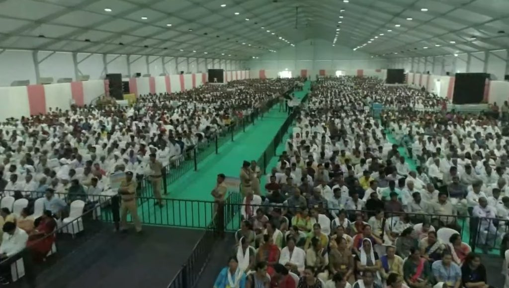 ivishalthacker's tweet photo. नैनो DAP (तरल) से अनेक फायदे देश के अर्थतंत्र व कृषि क्षेत्र को होने वाले हैं। इसके प्रयोग से केमिकल मिट्टी में नहीं जाएगा, जिससे भूमि संरक्षित रहेगी और भूमि की उर्वरकता बरकरार रहेगी।

इससे प���नी प्रदूषित नहीं होगा और यह दाम में किफायती भी रहेगा। यह सरकार के सब्सिडी का बोझ कम करेगा। साथ ही उर्वरक के इम्पोर्ट को कम कर यूरिया और DAP के क्षेत्र में देश को आत्मनिर्भर बनाएगा: आधुनिक लौहपुरुष गृहमंत्री श्री @AmitShah जी। #AmitShahInKutchh