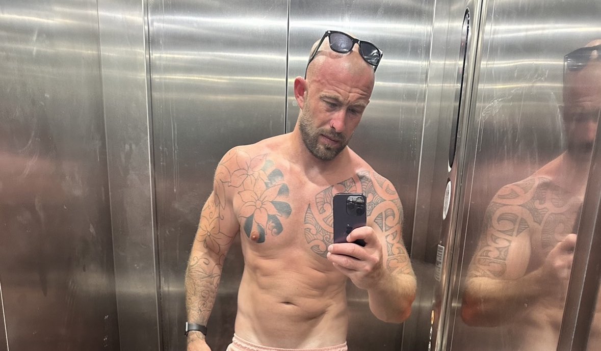 lukepreece9's tweet photo. Who goes on holiday and actually ends up training…..me that’s who 🤦🏻‍♂️🤣 https://t.co/xx9YtZGmxZ