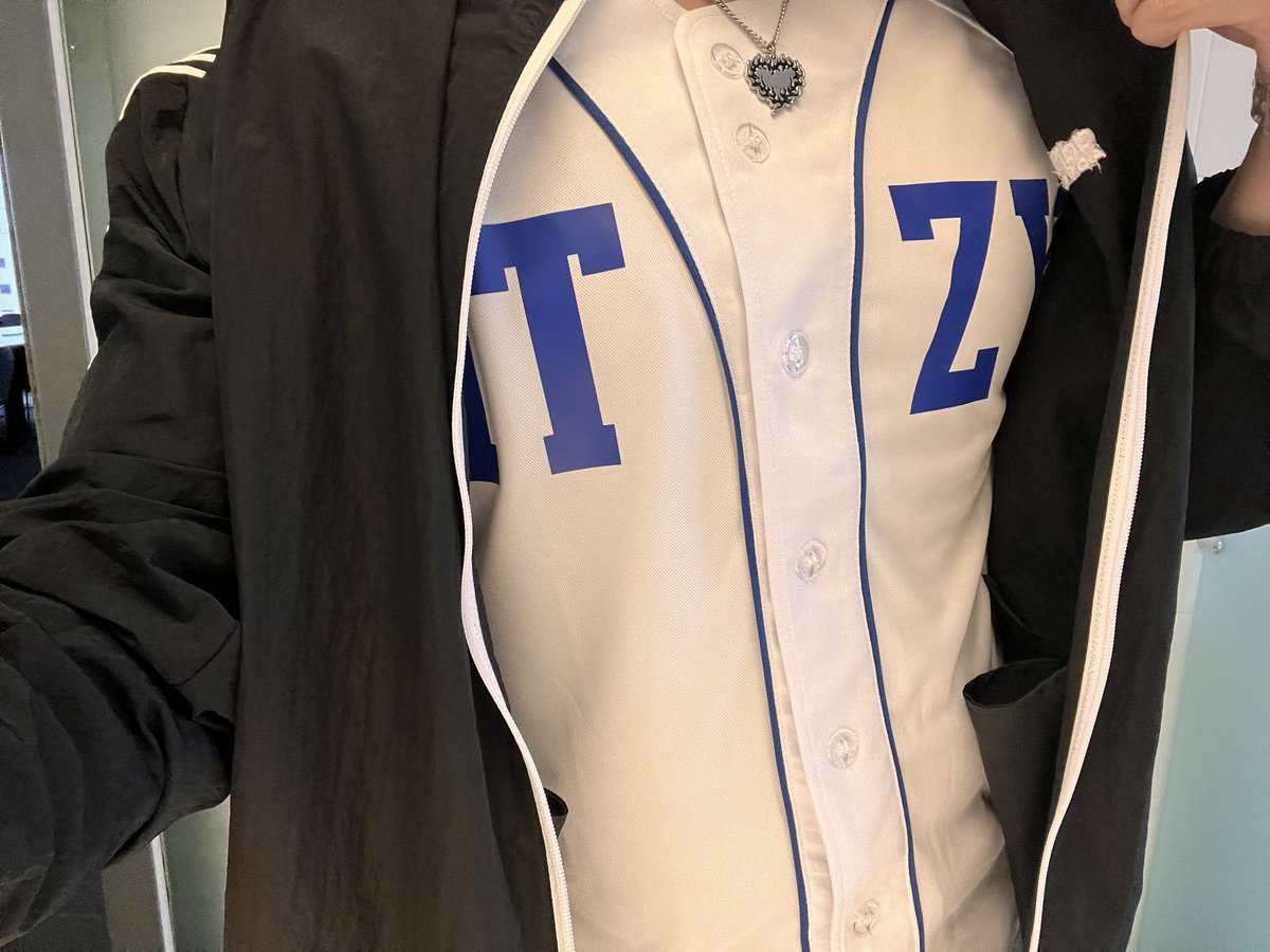 오늘 아이들과 만나는 컨셉은 
아디다스 저지 그리고 ITZY