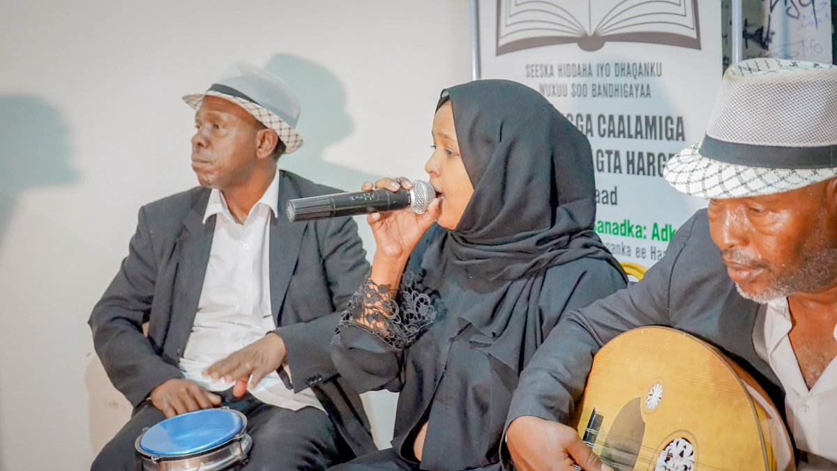An enchanting night of poetry and music at Hargeysa Cultural Center, where the vibrant voices of Somaliland youth echoed through Arabic and English. The magic of Qarami music made the evening even more magical. #SomalilandYouth #PoetryEnthusiasts #CulturalDelights #HCC