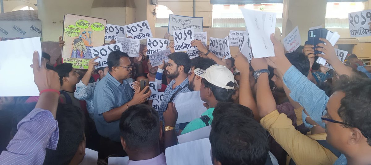 MahantiSalil's tweet photo. Lodai jari hai bengal ke taraf se
#BSTC_WELCOME_SC_JUDGEMENT 
@ncte @EduMinOfIndia @dpradhanbjp @PMOIndia @SCofInd @SCJudgments @indSupremeCourt @barandbench @KapilSibal @BBCBreaking @ndtv @aajtak https://t.co/Kc5fYpGNIa