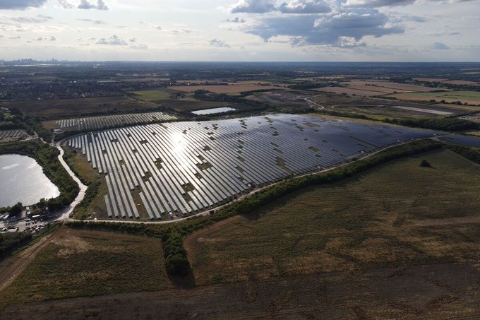 xshortnews's tweet photo. ☀️🗑️ Massive solar farm near London constructed on 5 million tons of landfill. Turning waste into renewable energy! #SolarPower #GreenInitiative #TrashToEnergy #xshortnews https://t.co/RNI4fBBVib