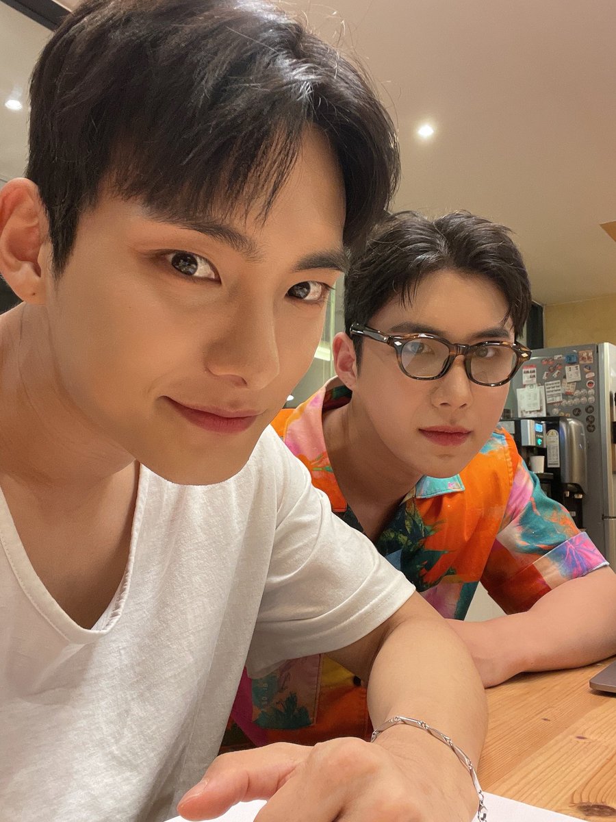 junheebbl's tweet photo. 230812 1:07 PM KST

"우리 금쪽이 킹웨우와 한 컷 😣"

"A picture with the gold side KingWow😣" https://t.co/VzPv056HyV