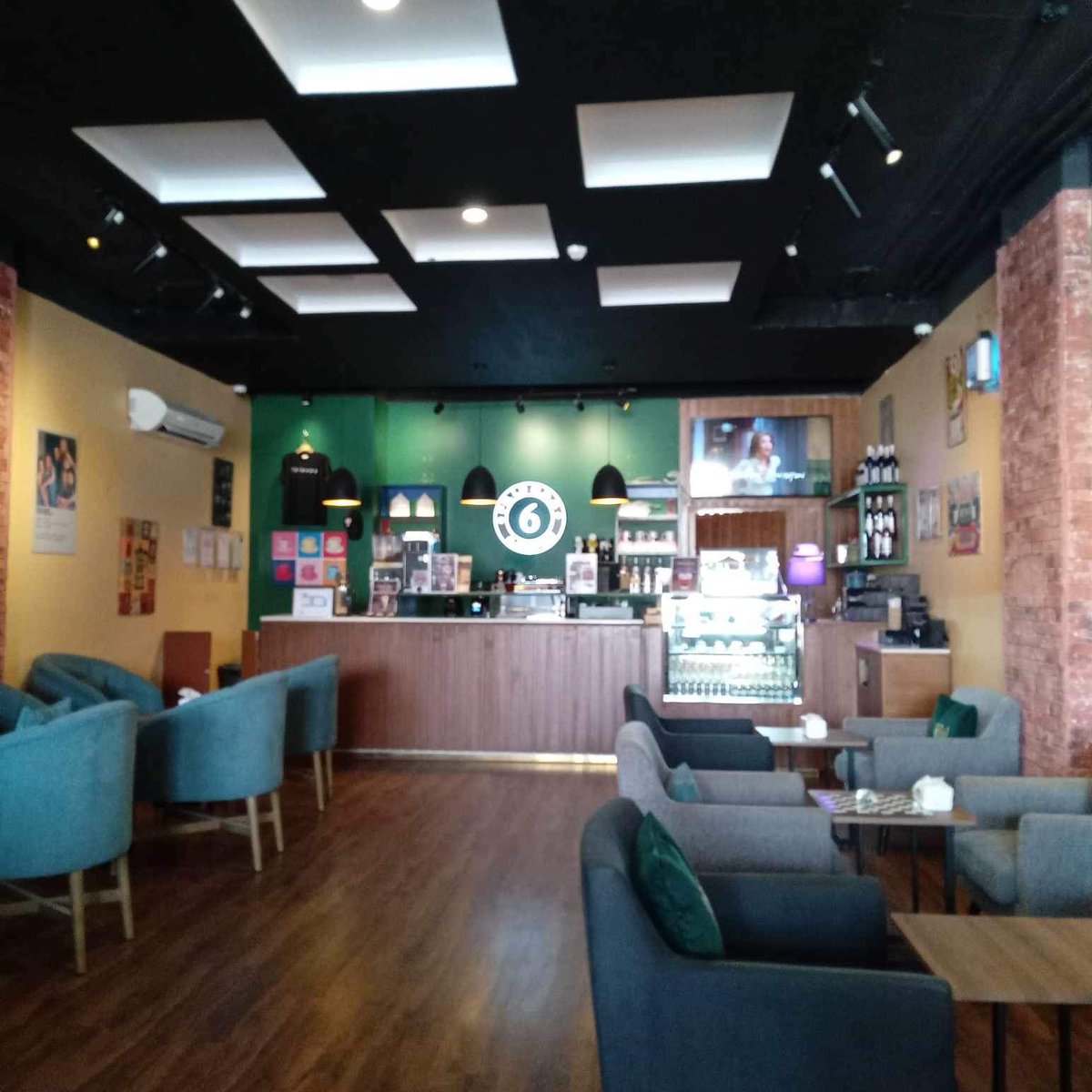 Friends6Cafe's tweet photo. Drink some coffee and enjoy with friends ☕️❤️#friendscoffee6 #CoffeeLover https://t.co/WwtV4VQ2fE