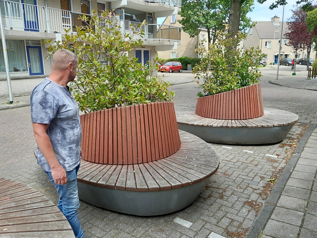 De bootbanken, stonden vroeger op het stadhuisplein daarna naar de markt. Nu in een verloren hoekje. 
Maar ze worden in ere hersteld. Krijgen weer een mooie plek, onder andere bij station Centrum West.