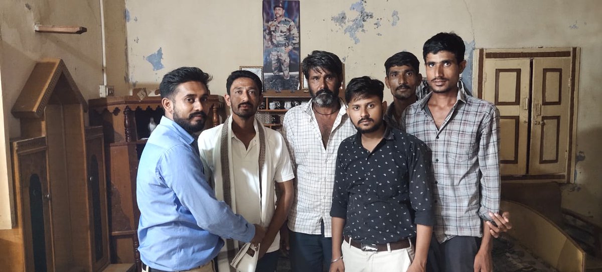hhpokar's tweet photo. મારી માટી મારો દેશ કાર્યક્રમ અંતર્ગત સ્વામી વિવેકાનંદ ગુજરાત રાજ્ય યુવક બોર્ડ દ્વારા ખેડા જિલ્લાનાં માતર તાલુકા ના પાલ્લા ગામના ના રિટાયર આર્મી મેન શ્રી મહેશ ભાઈ ભરવાડ સાલ ઓઢાડી અને પુષ્પગુચ્છ આપીને તાલુકાના ના સંયોજક દ્વારા સન્માન કરવામાં આવ્યું
#svgryb
#svgrybkheda https://t.co/RztcBN8OKu