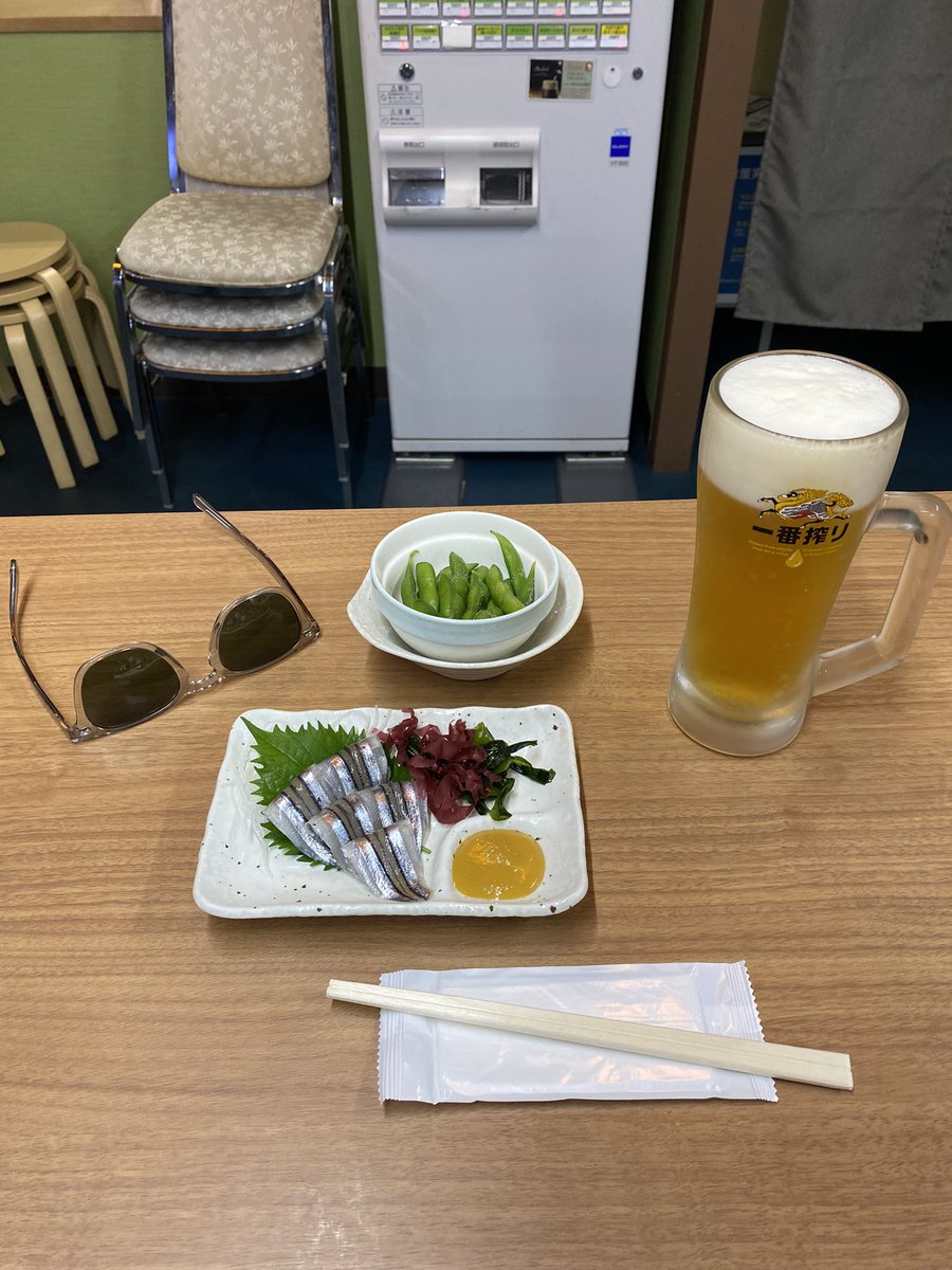 kid1759's tweet photo. 去年鹿児島に行った際に行った居酒屋はるちきさんが美味しすぎたのではるちきさん目当てで鹿児島なう。帰りに宮崎で釣りする予定だけど。はるちきさん以外に行くとこないので鹿児島中央駅に来てみたけど暑過ぎてフライング乾杯してしまった。はるちきさん楽しみだ😍 https://t.co/EPHtEsetJl