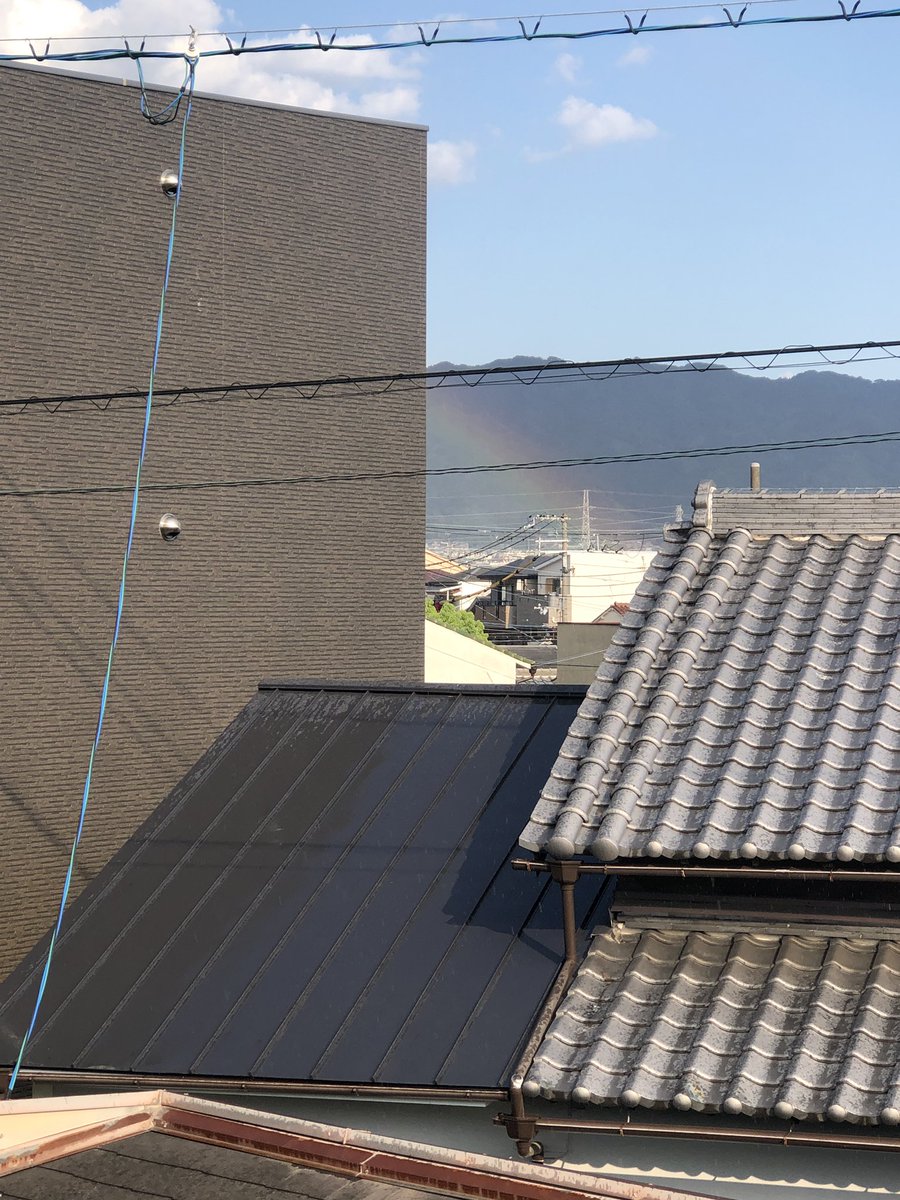 01kyon's tweet photo. カンカン照りなのに大粒の���

そして、🌈虹が観えます。 https://t.co/cjYri095Mh