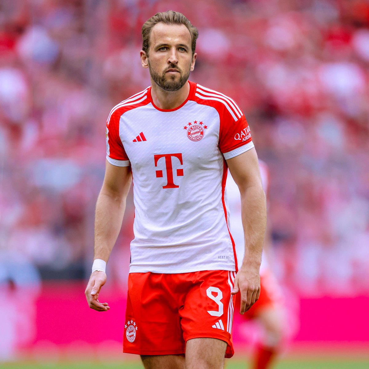Plettigoal's tweet photo. Harry #Kane, it’s finally done! 

➡️ All signed; medical completed ✔️ 
➡️ Official announcement this morning! 

❗️Understand that Kane will be in the squad against @RBLeipzig today. 

@HKane is a new player of @FCBayern! 

@SkySportDE 🏴󠁧󠁢󠁥󠁮󠁧󠁿 https://t.co/K22G9iVGHz