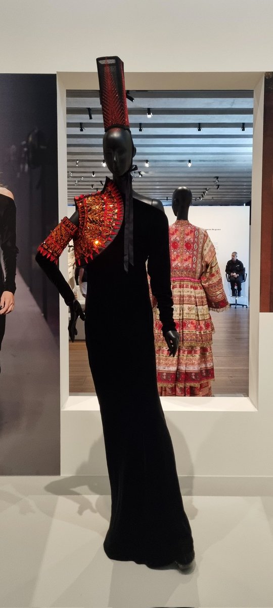 Exposition "Fashion folklore, Costumes populaires et Haute couture" au <a href="/Mucem/">Mucem</a>, accessible et séduisante pour les non-initiés à la mode avec par exemple la capeline provençale de Simon Porte <a href="/jacquemusvault/">JACQUEMUS</a>, la Schlupfkàpp de #VictorWeinsanto et la coiffe bigoudène de <a href="/JPGaultier/">Jean Paul Gaultier</a>