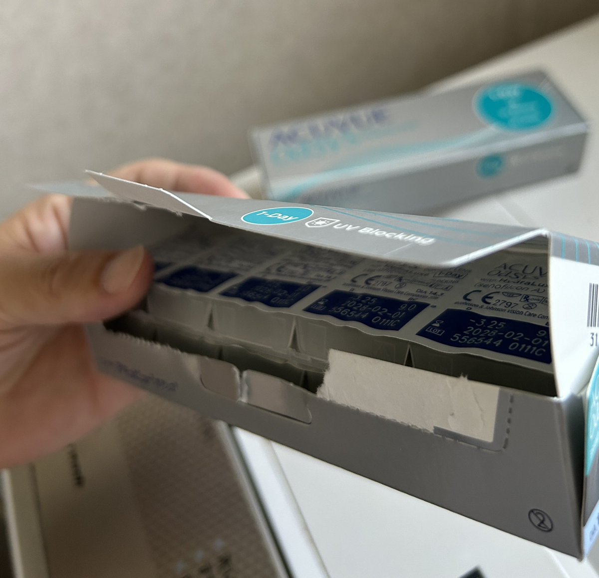 コレを綺麗に開けられる人に
やり方教えて欲しい。

月1度
色んなパターンで挑戦するが
どーしても
上手く綺麗に開封できない。

全アキュビュー民の悩みだと
思うんだけれど…