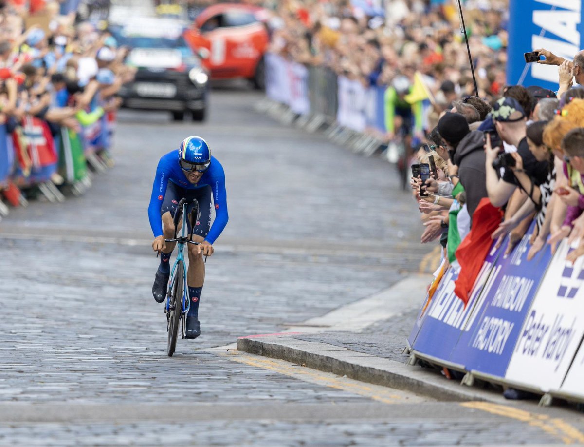 Testa bassa e pedalare! 🚴‍♂️ E poi… nella LEGGENDA. ✨ Grazie Pippo per l’ennesima gioia iridata! 💚🤍❤️ #ItaliaTeam @Federciclismo @CyclingWorlds @GannaFilippo