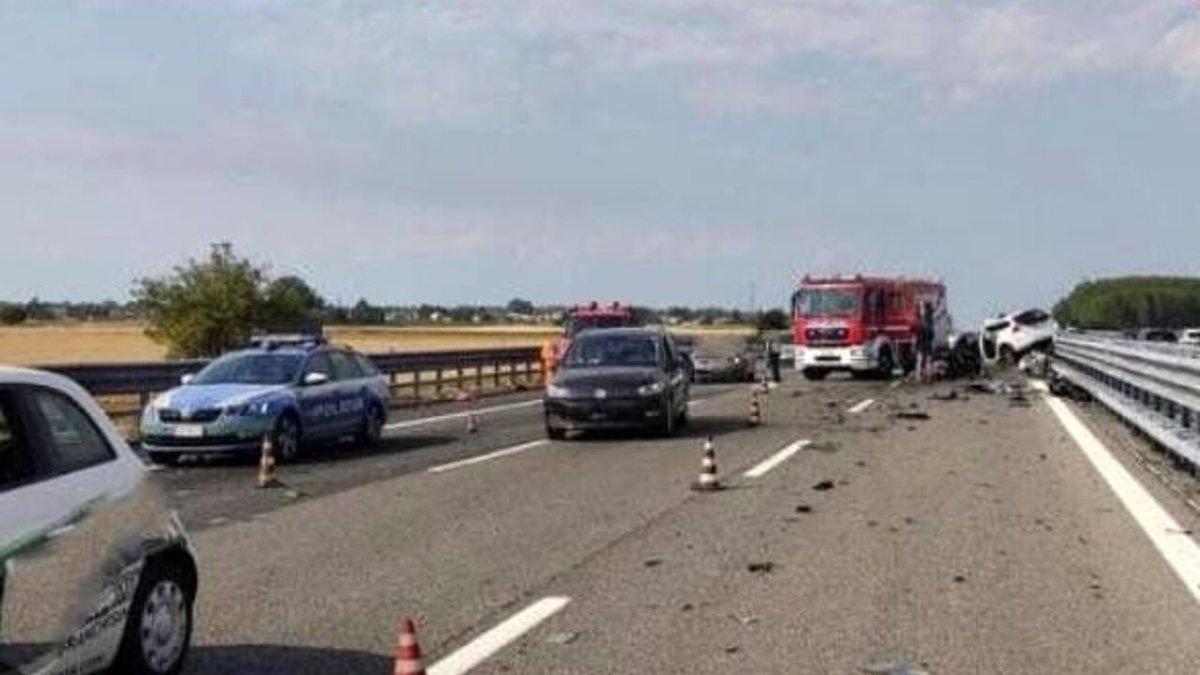 romatoday's tweet photo. Maxi incidente sull'autostrada A1: sette auto coinvolte e otto km di coda da @Today_it https://t.co/yHkHWWy8Gc https://t.co/W3WVY5aiY3