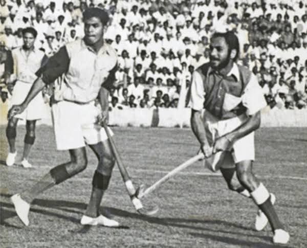 meet_hayer's tweet photo. ਅੱਜ 1948 ਦੀਆਂ ਲੰਡਨ ਓਲੰਪਿਕ ਖੇਡਾਂ ਵਿੱਚ ਭਾਰਤੀ ਹਾਕੀ ਟੀਮ ਵੱਲੋਂ ਸੋਨ ਤਮਗਾ ਜਿੱਤਣ ਦੀ 75ਵੀਂ ਵਰ੍ਹੇਗੰਢ ਹਨ। ਆਜ਼ਾਦੀ ਤੋਂ ਬਾਅਦ ਭਾਰਤ ਦਾ ਇਹ ਪਹਿਲਾ ਓਲੰਪਿਕਸ ਸੋਨ ਤਮਗਾ ਸੀ ਅਤੇ ਖੇਡਾਂ ਦੇ ਮੈਦਾਨ ਵਿੱਚ ਪਹਿਲੀ ਵਾਰ ਵਿਦੇਸ਼ੀ ਧਰਤੀ (ਇੰਗਲੈਂਡ) ਉੱਤੇ ਭਾਰਤੀ ਤਿਰੰਗਾ ਸ਼ਾਨ ਨਾਲ ਝੁਲਾਇਆ ਗਿਆ। ਬਲਬੀਰ ਸਿੰਘ ਸੀਨੀਅਰ ਜੀ ਦਾ ਭਾਰਤੀ ਹਾਕੀ ਨੂੰ ਯੋਗਦਾਨ ਵੀ ਭੁਲਾਇਆਂ ਨਹੀਂ ਜਾ ਸਕਦਾ। ਮੁੱਖ ਮੰਤਰੀ ਸ. ਭਗਵੰਤ ਸਿੰਘ ਮਾਨ ਜੀ ਦੀ ਸਰਕਾਰ ਵੱਲੋਂ ਨਵੀਂ ਖੇਡ ਨੀਤੀ ਵਿੱਚ ਹਾਕੀ ਦੇ ਇਸ ਮਹਾਨ ਖਿਡਾਰੀ ਦੀ ਯਾਦ ਵਿੱਚ ਇੱਕ ਐਵਾਰਡ ਤੇ ਇੱਕ ਵਜ਼ੀਫ਼ਾ ਸਕੀਮ ਸ਼ੁਰੂ ਕਰਕੇ ਉਨ੍ਹਾਂ ਨੂੰ ਯਾਦ ਕੀਤਾ ਗਿਆ ਹੈ।