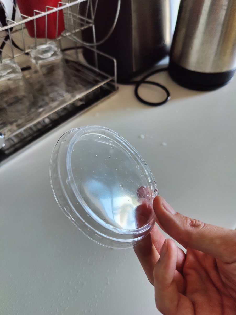 ja tev vajadzēja zīmi, te tā ir - aizej uz virtuvi, paņem to vāciņu, kas tev tur stāv jau nedēļām/mēnešiem/gadiem, izmet ārā