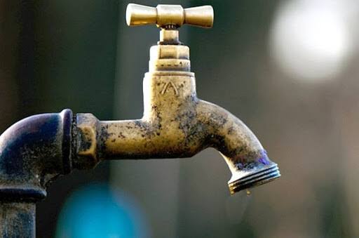 NellyKyey's tweet photo. Je parie même que la #REGIDESO elle-même ne sait plus compter le nombre de jours qu'elle n'a pas fourni l'eau à la population de #Goma mais au moins, elle connait déjà combien💵 elle va facturer. L'eau c'est la vie, mais à Goma c'est aussi de l'or. #TunaTakaMaji 
@regideso_sa https://t.co/3xJTtIKiAY