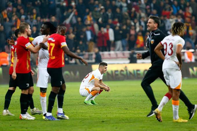 galastuff's tweet photo. Galatasaray'ı konuk ettiği son iki Süper Lig maçını kazanan Kayserispor, rakibini ağırladığı daha önceki 16 karşılaşmada galibiyet alamamıştı (8B 8M). [opta] https://t.co/PHiDwT8Kve