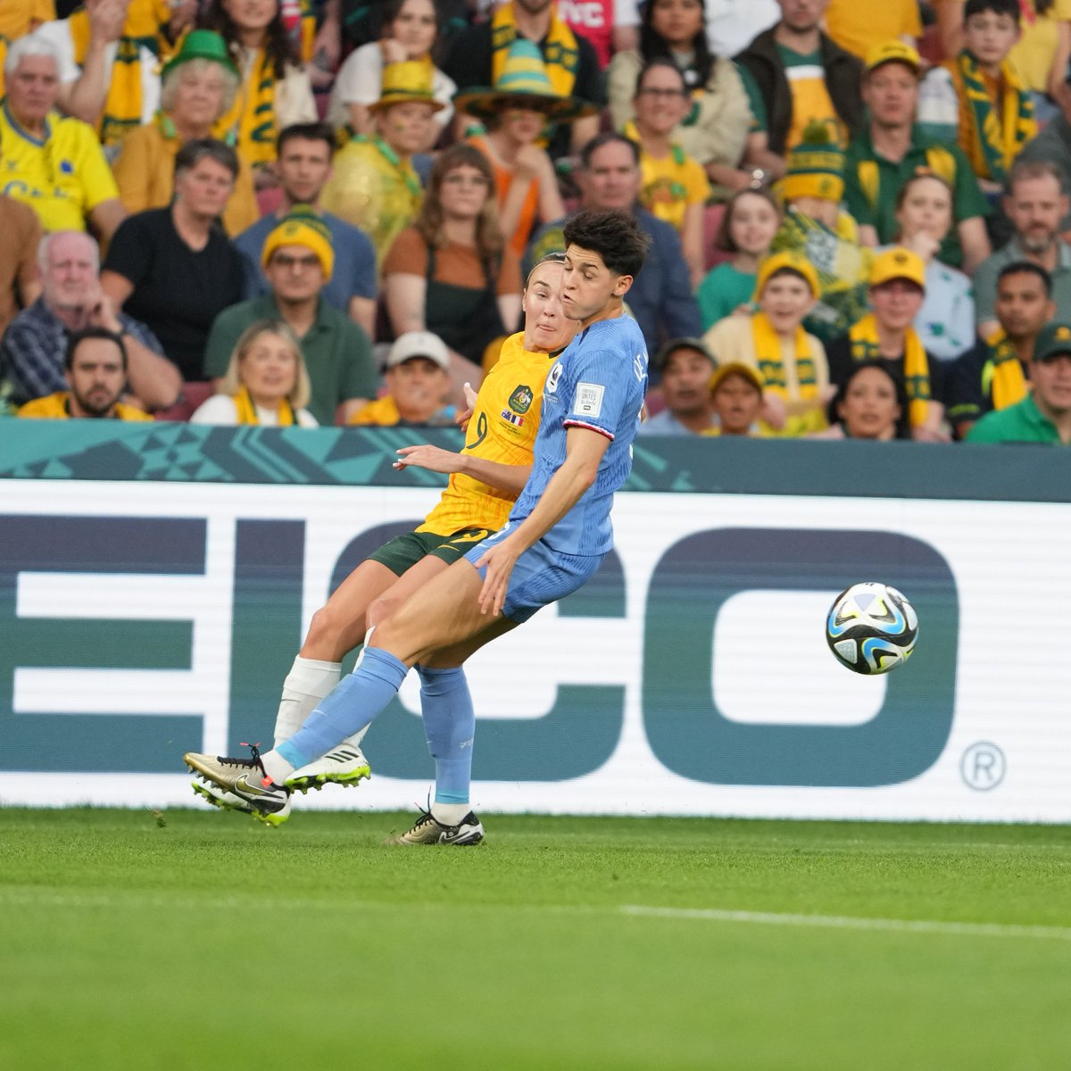 equipedefranceF's tweet photo. 41' Le sauvetage de De Almeida juste devant le but !! 

🇦🇺0-0🇫🇷 | #AUSFRA | #FiersdetreBleues https://t.co/OCBymjDVM8