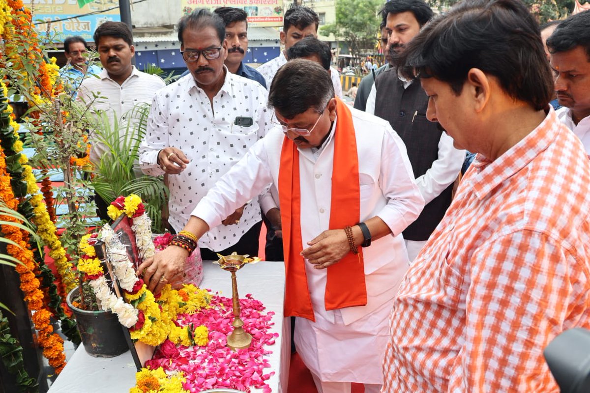 KailashOnline's tweet photo. पूर्व पार्षद शहीद श्री राजेश जोशी जी की पुण्यतिथि के अवसर पर आज सुभाष नगर स्थित उनकी प्रतिमा पर माल्यार्पण कर श्रद्धांजलि अर्पित की। https://t.co/y2F1eRPJRY