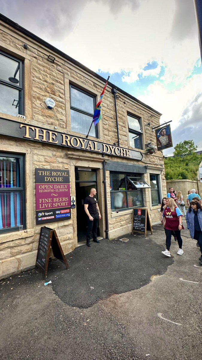 JJWatt's tweet photo. Pies.
Pubs.
Bene.
Footy.

Proper Burnley.

#UTC https://t.co/0uByfqDb9B