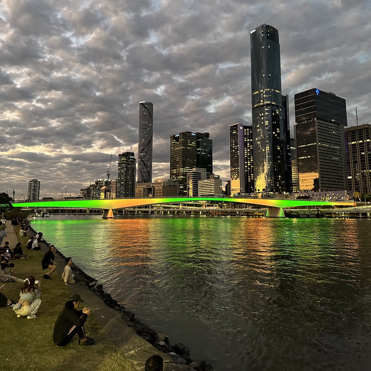 Queensland is Green and Gold tonight 💚💛