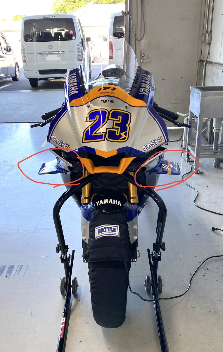 raikumakoto's tweet photo. さて、今回私のバイクR1に付いている羽根に付いて語りたいと思います。
現行R1に乗っている方は是非ともこの羽根の能力について知りたい人が多いと思います。

今日の走行、午前はこの羽を外して走りました。そして午後はこの羽を付けて走りました。その差を書きます。

結果、私レベルの走りだと、遅くなりました（笑）

羽を付けない時は35秒と、調子が良く無い時のタイムですが、いつも通りのタイムです。

羽を付けた午後は40秒を切る事は出来ませんでした。いっぱいいっぱいアクセルを開けて頑張りましたが、次々と抜かれていきました。（笑）

何が言いたいかと言うと、この羽、本当にかなりのダウンフォースを生んでいるのです。

この羽はYAMAHA純正のオプション品でワンセット20万円。カーボン製、MotoGPのデータを元に作られた高級品です。この「MotoGPのデータを元に作られた」は嘘偽りなく、ガチのダウンフォースを生んでいたと言うことになります。

前回6月24日の走行でエンブレが効きすぎる、ファイナル（スプロケット）をショートにし過ぎたと、その敗因を語りましたが、スプロケの丁数ではなく、この羽が減速の力を何倍にもしてたのですね。どおりでメインストレート、デグ1、MCシケインの侵入、、スプーン侵入、130R、イヤにスピードが足らないなぁと感じたわけです。

きっとこの羽根を付けてタイムアップできるのはMotoGPクラスの開け開けの走りができるレーサーになります。
鈴鹿サーキットではフルコース2分10秒〜20秒辺りで走る人がその効力をプラスにできるのでは？と、思いました。

もちろん私は2分30秒切りを目指してるレベルの身ですので、次の走行からはこの羽根を外して走ります。
この羽はバイクを飾る時、そしてどこかに展示をする時につけるでしょう（笑）
もちろんいつか鈴鹿のフルコースを10秒代で走れる日が来たならば、再びチャレンジするかもしれません。

ただ・・・この羽はとてもカッコイイので、なんとか付けたまま走れるようになりたいですね。😁

以上、私なりの20万円の羽のレビューとなりました。😄🙇🏻‍♂️