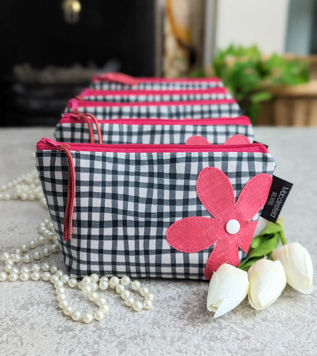 Starting to think about #giftideas for #Christmas ...I think we'll all be spreading the cost this year 
These cute pouch bags are perfect for makeup, pencil cases or just to keep your bag organised
💝
#UKGiftHour #ukgiftam #shopindie #supportsmallbusiness 
folksy.com/items/8176159-…
