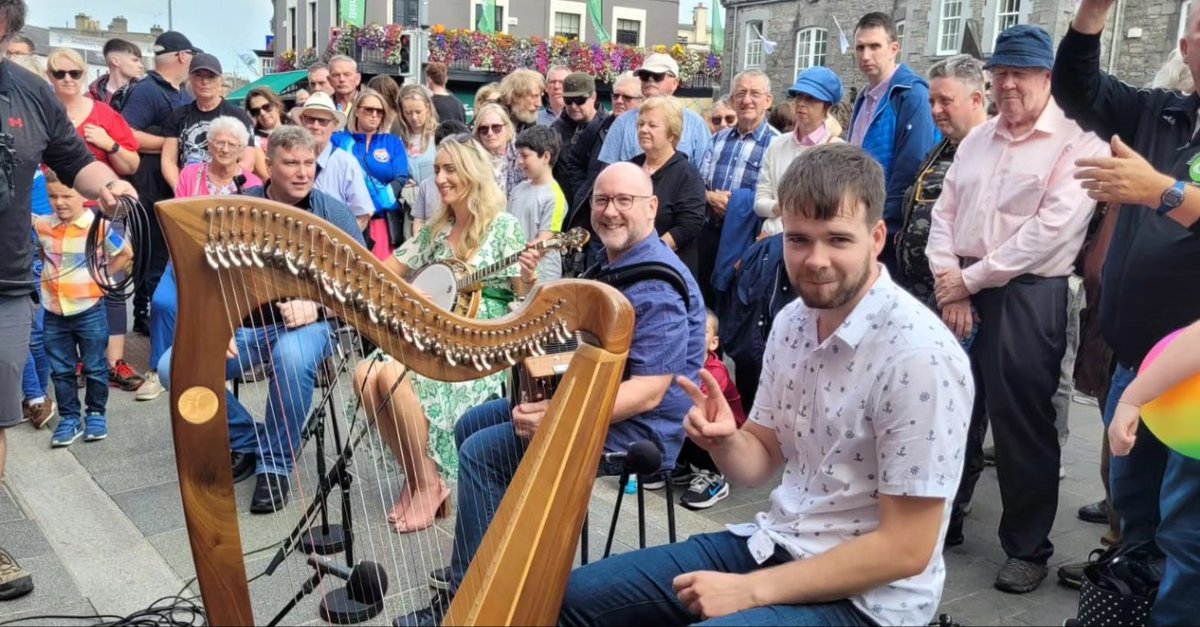 SeoidSligo's tweet photo. Filming with @redshoe_tv @fleadhcheoil @mullingarartsc #seoid @KerrieHerrity #sligo #mullingar #Fleadh23 #comhaltas https://t.co/goHsH5pM4j